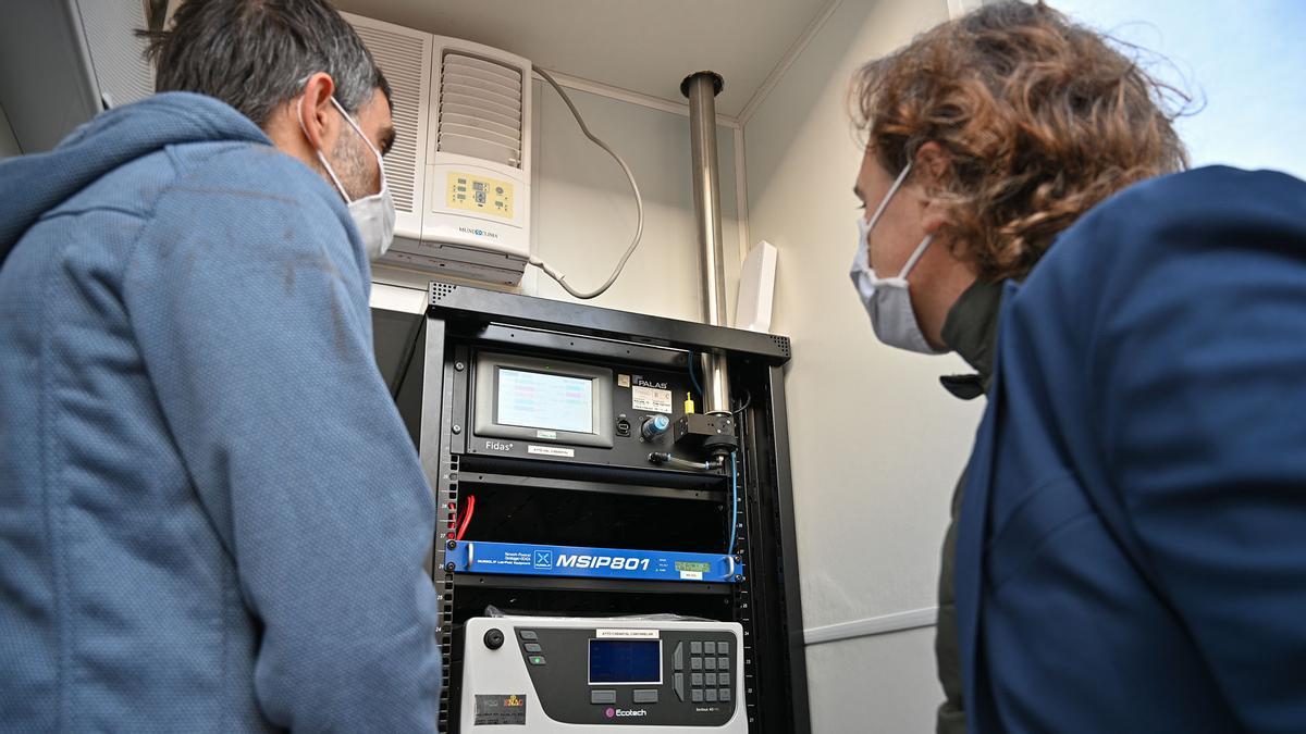 Monitores de una estación de medición en València