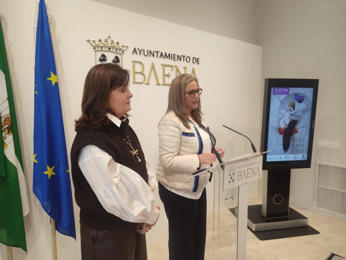 La alcaldesa de Baena y la delegada de Turismo presentan la nueva plataforma turística del municipio.