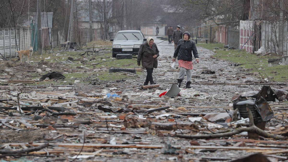 Ciudadanos de la localidad ucraniana de Chernihiv pasean entre los escombros tras un ataque ruso