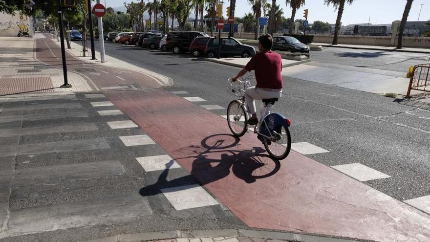 Un ciclista hace uso del carril bici en la zona de El Bulto.