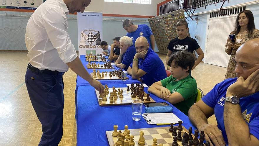 Veselin Topalov, excampeón del mundo, ofrece una lección magistral de ajedrez en Tineo