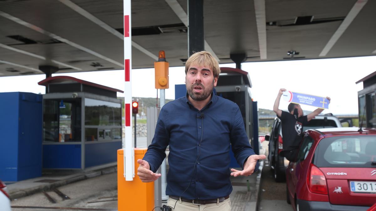 Daniel Ripa, en el peaje del Huerna, con otros conductores que se negaron a pagar al fondo