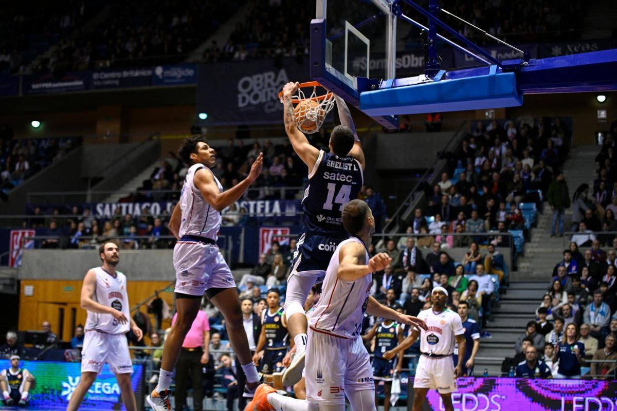 Daniil Shelist machaca ante Felipe dos Anjos