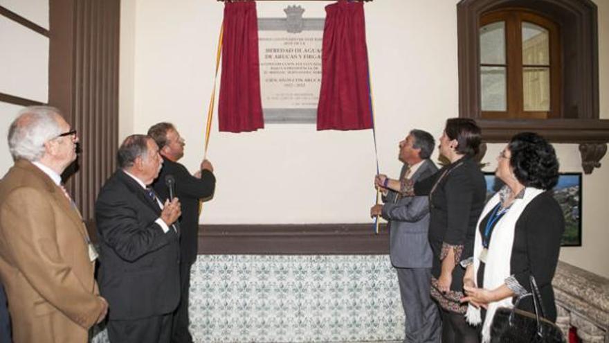 Descubrimiento de la placa conmemorativa del centenario del edificio de la Heredad de Arucas y Firgas. | la provincia / dlp