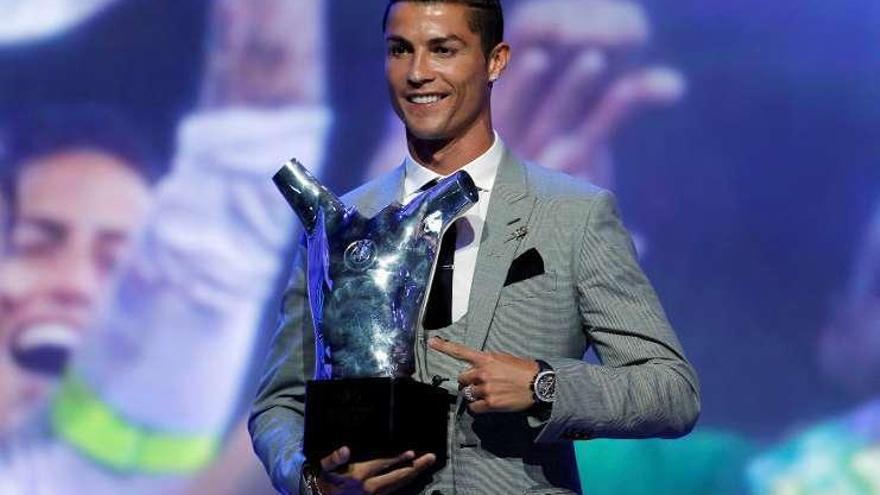 Cristiano Ronaldo, con el trofeo. // Efe