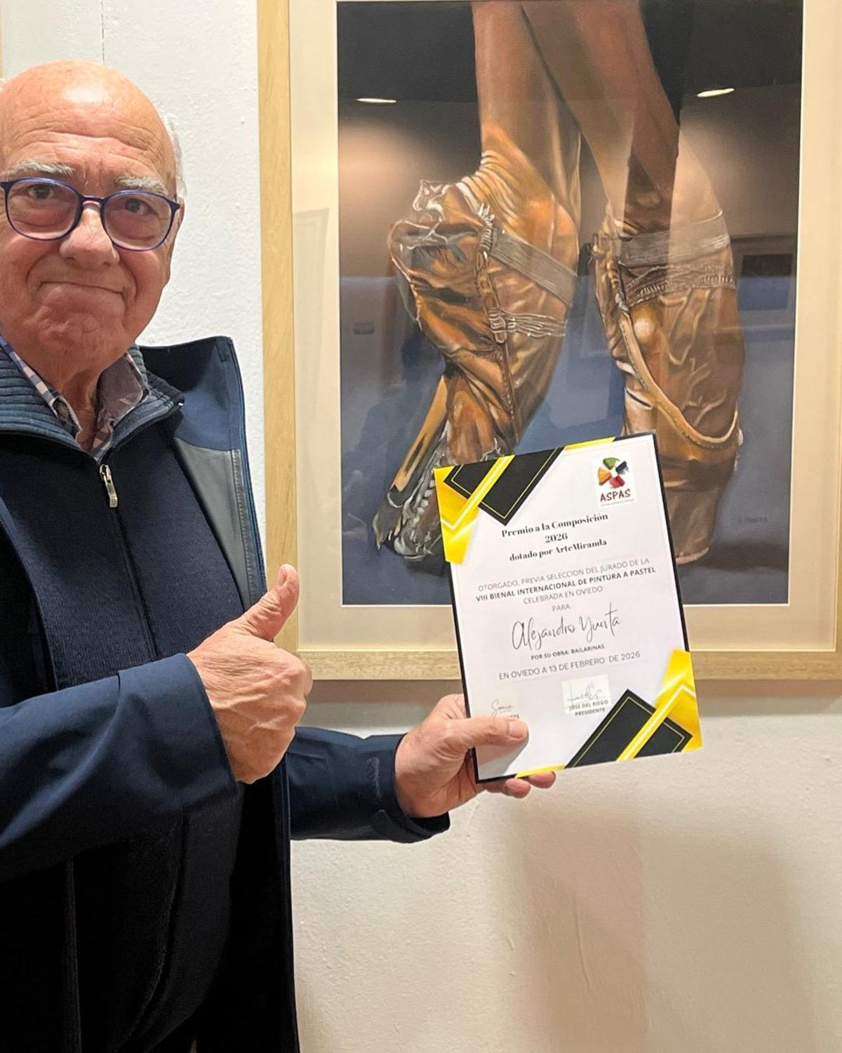 Alejandro Yuntas con la galardonada obra "Zapatillas danza"