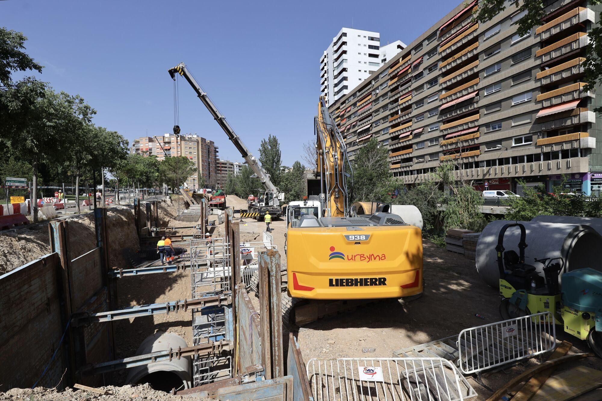 En imágenes | Las obras en el Huerva provocan cortes en el tráfico en Camino Las Torres