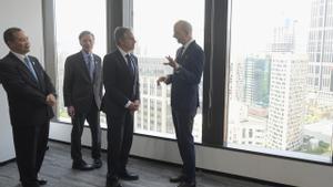 El secretario de Estado de EEUU, Antony Blinken (el tercero por la izquierda) en la Cámara de Comercio de Shangai (China).