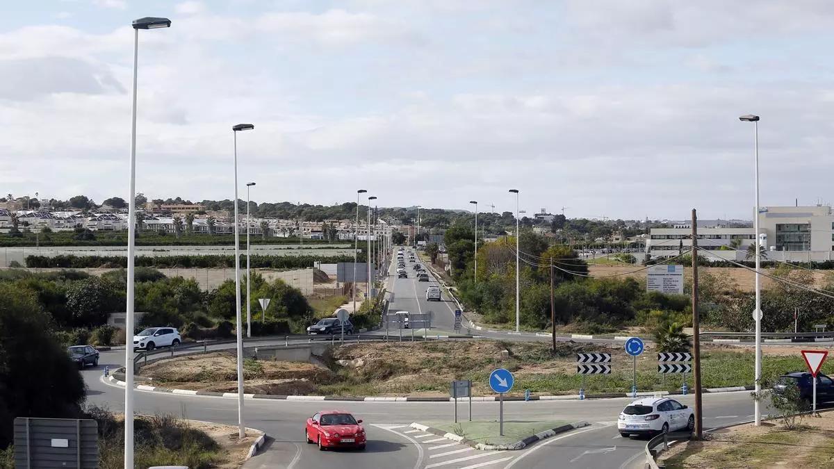 Imagen del ámbito del plan urbanístico/ En el vídeo, tráfico la CV-95 a la altura del Hospital de Torrevieja  (Marzo 2025)