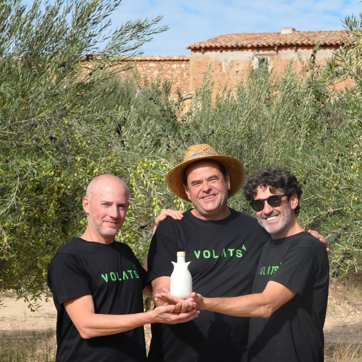 Ferrando, Morera y Muñoz, con una vasija de aceite.