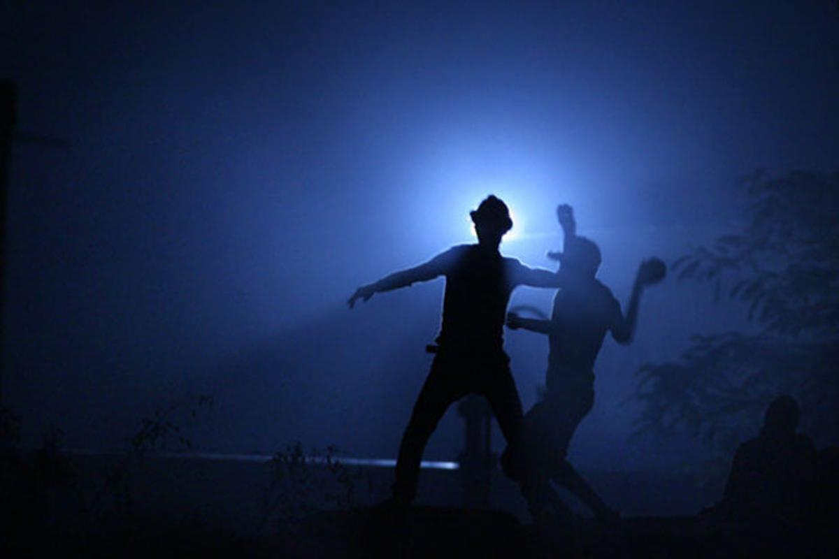 Diversos manifestants tiren pedres contra els militars egipcis a prop de la plaça Tahrir, al Caire (Egipte).