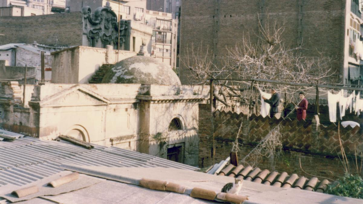 La capilla del antiguo Cementerio de Gràcia, visto desde el interior de la manzana que forman Riera de Sant Miquel, Doctor Rizal, Neptú y Luis Antúnez.