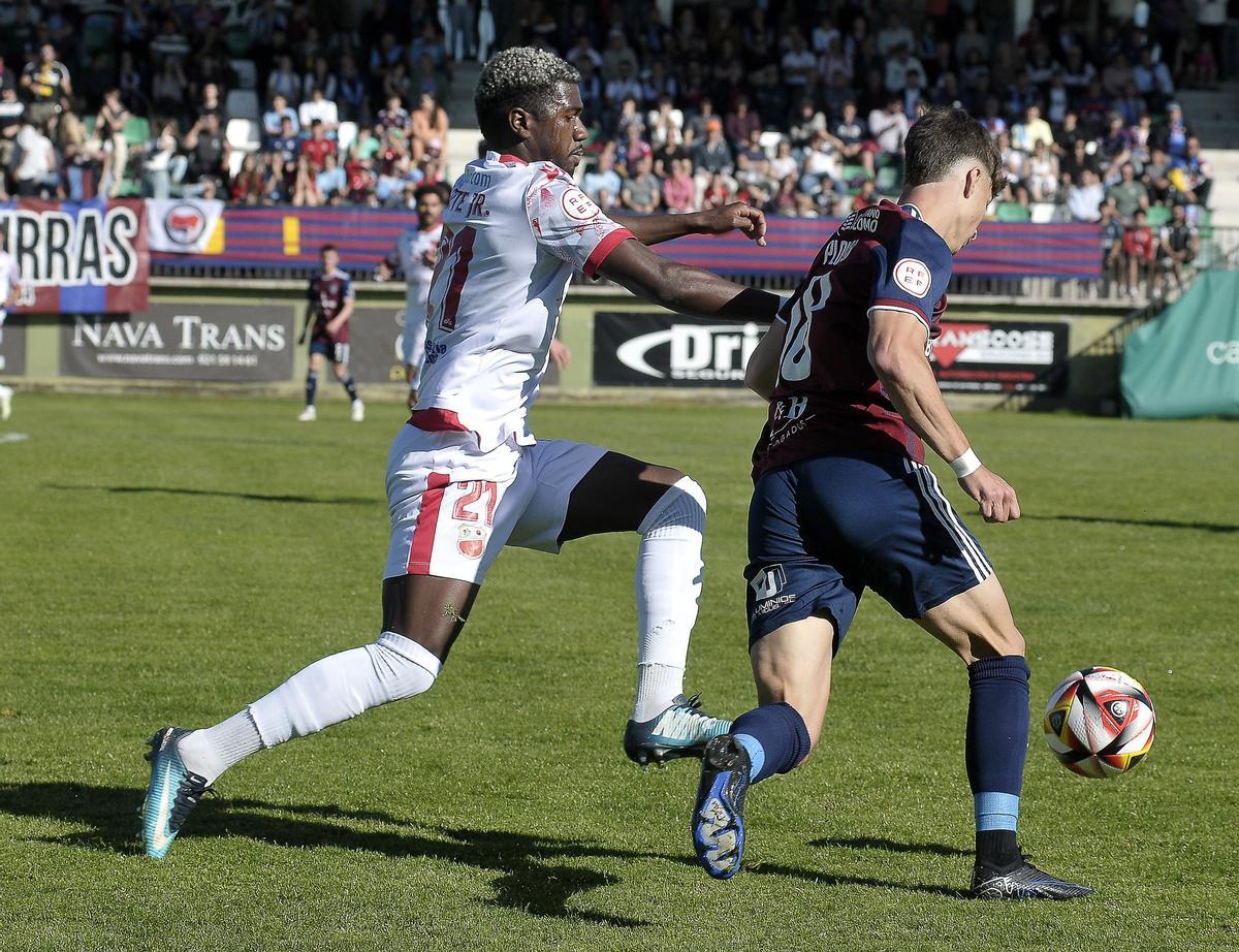 Jugadores de Llerenense y Segoviana pugnan por el balón.