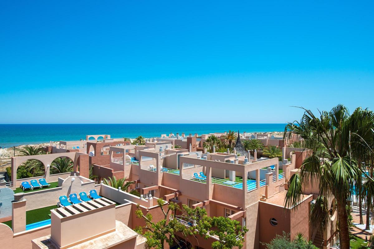 Oliva Nova cuenta con una ubicación increíble, frente al Mediterráneo y con playas vírgenes.