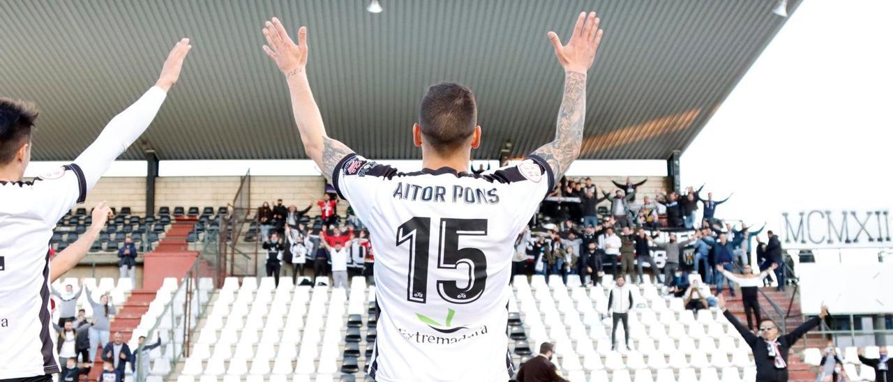 Jugadores del Mérida agradecen el apoyo de su afición en un partido.