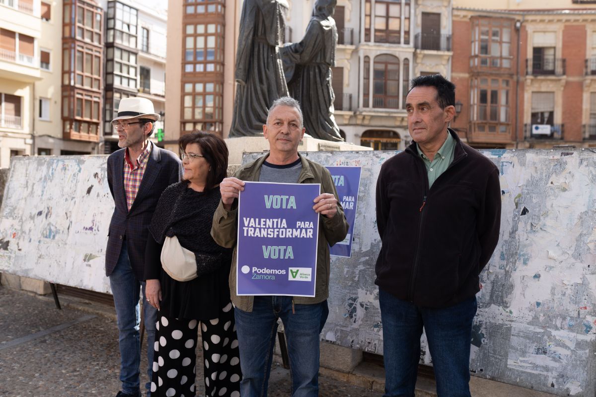 Pegada simulada de carteles de las elecciones municipales en Zamora