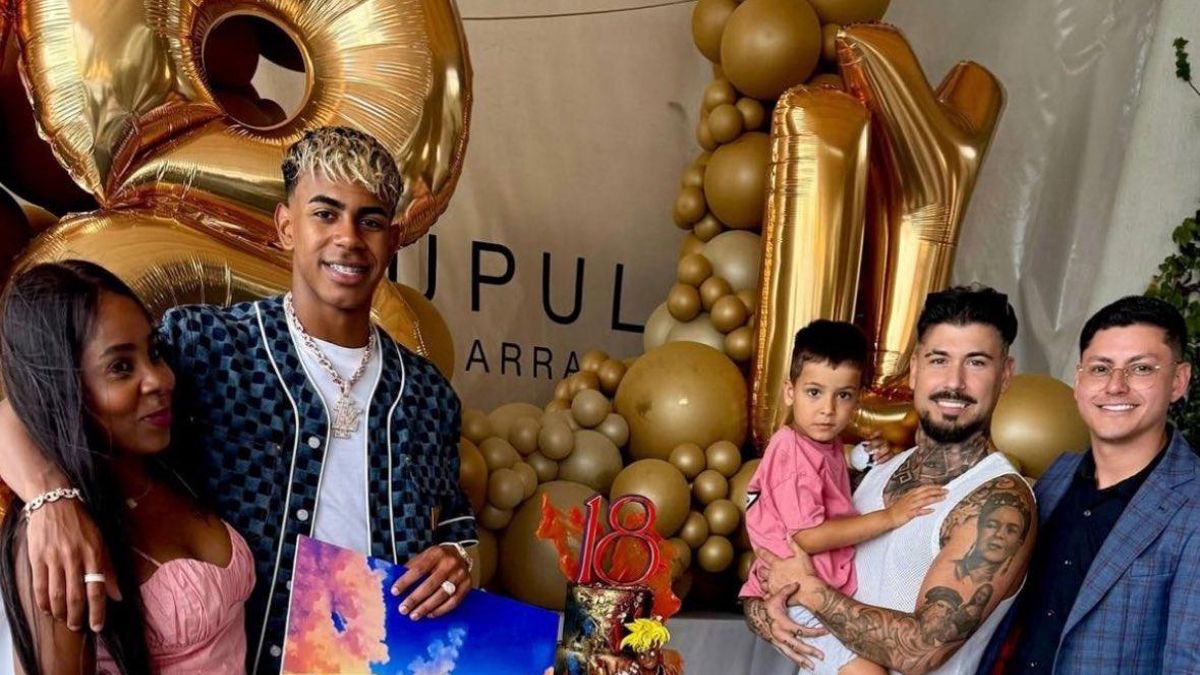 Así es la espectacular tarta de cumpleaños de Lamine Yamal