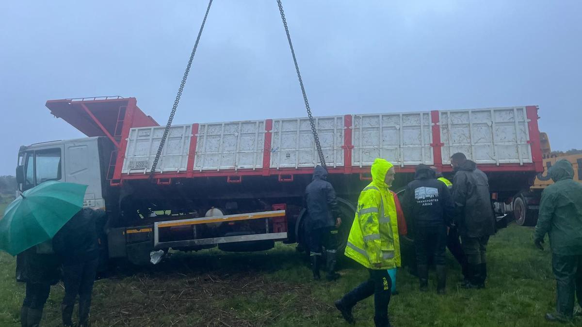 Galería | Así retiró la grúa el camión caído sobre el río Ayuela en Cáceres