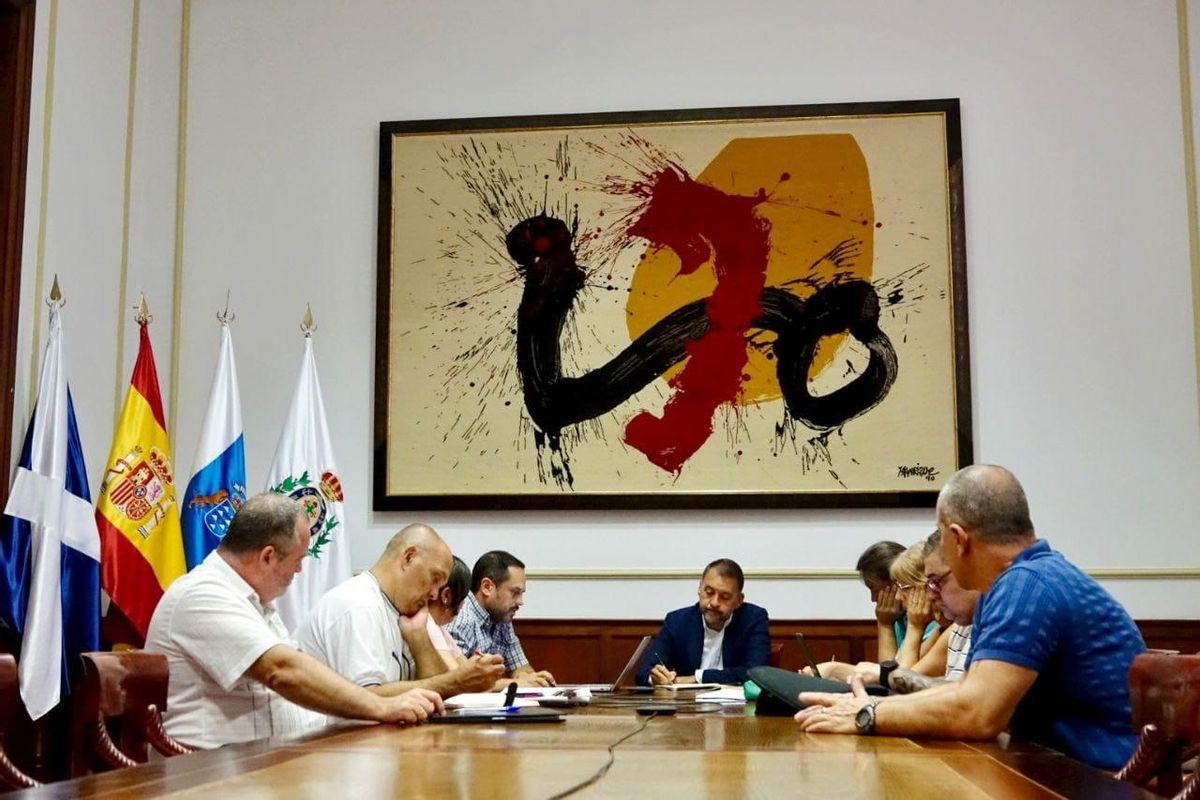 El alcalde de Santa Cruz, con miembros del comité de empresa del servicio urbano de Titsa.