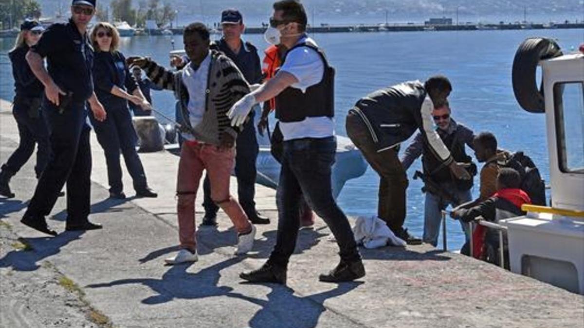 Desembarco de náufragos rescatados en el puerto griego de Kalamata.