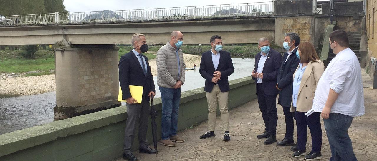 Autoridades, en la presentación del proyecto del puente, el lunes.