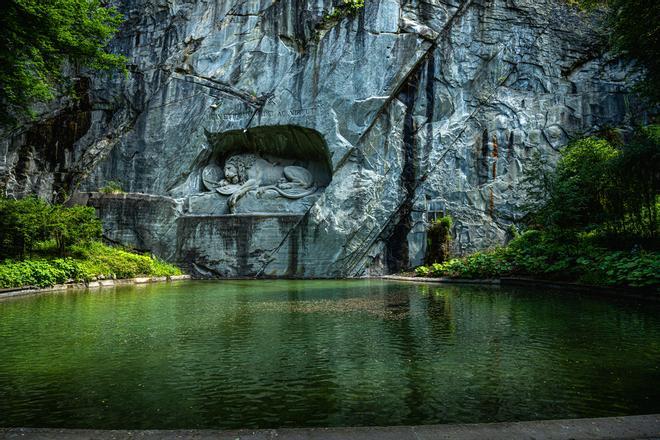 León de Lucerna con vista de todo el estanque