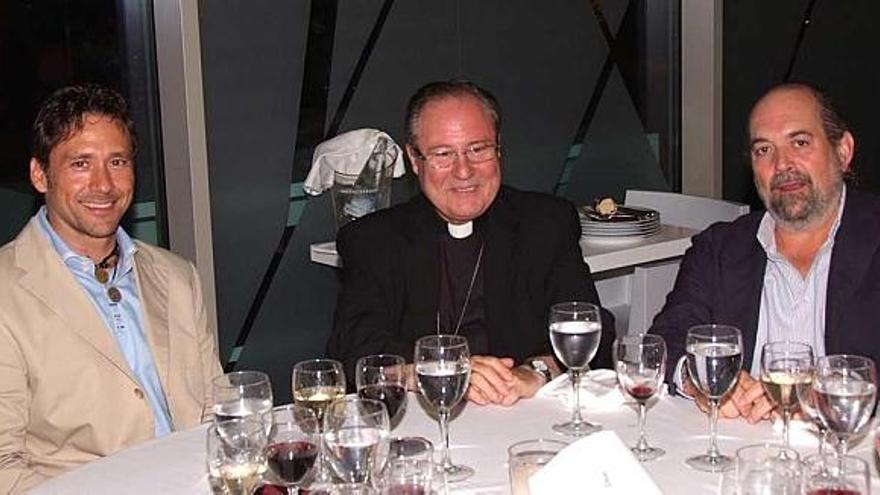 El obispo auxiliar Esteban Escudero, en la cena benéfica, junto a otros comensales, anteanoche.