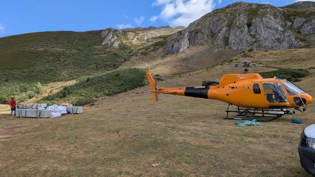El helicóptero, con la carga en forma de abrevaderos para el ganado en la parte izquierda.