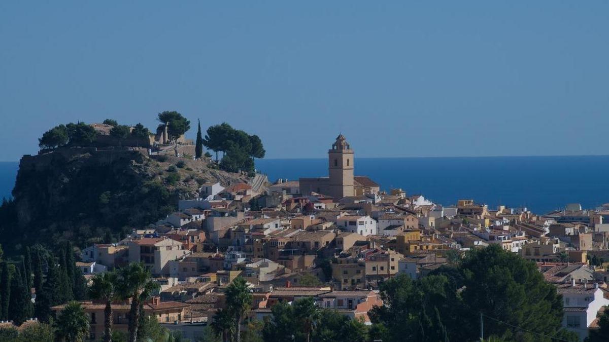El pueblo de Alicante que tiene bonito hasta el cementerio: está más alto que el castillo y merece una visita
