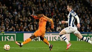 El Madrid posa un peu a la final