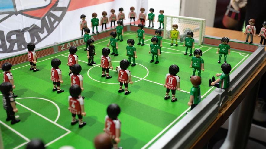 Maqueta en Playmobil del Estadio Ruta de la Plata y de la  plantilla del Zamora C.F. | Ana Burrieza.