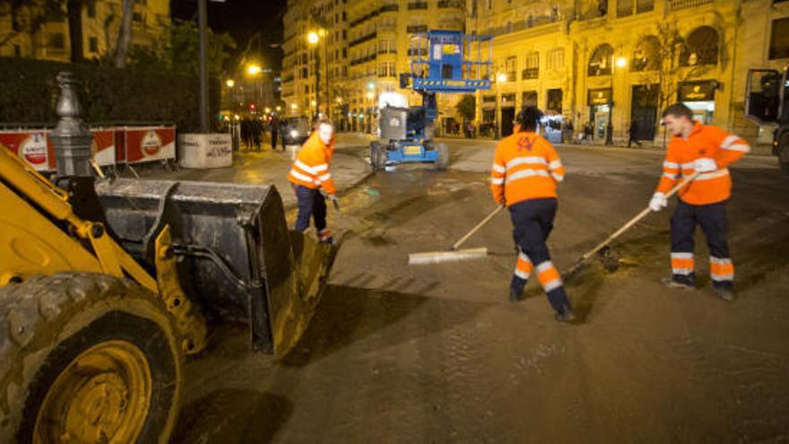 Los operarios trabajan a destajo tras la Cremà, en el centro de València.