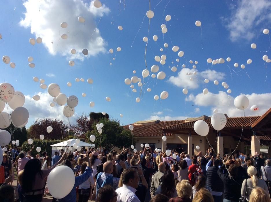 Cientos de globos blancos inundan el cielo valenciano para recordar a los seres queridos