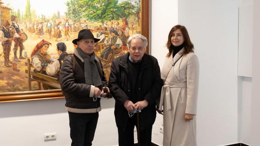 El acuarelista Satur Vizán, Antonio Pedrero y la hija de Ricardo Segundo delante de una obra de este último | Emilio Fraile