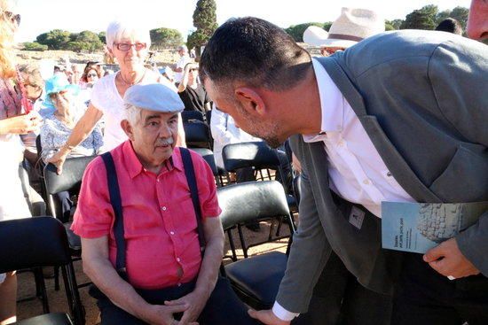 La flama olímpica es torna 'encendre' a les ruïnes d'Empúries