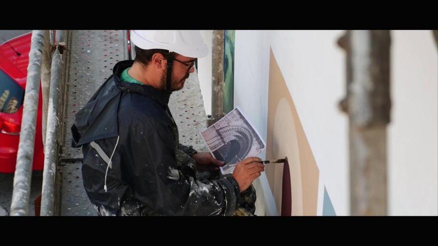 Así se pintó el mural de Los Oficios en la entrada de Avilés