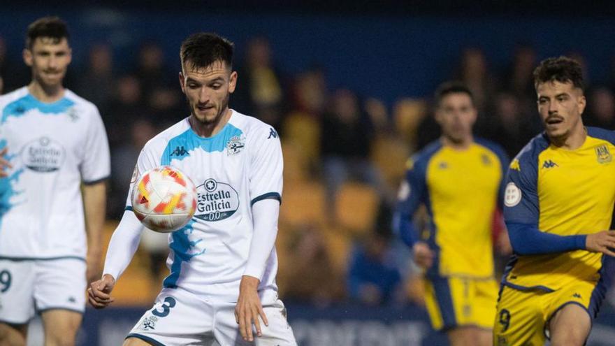 Lapeña controla la pelota contra el Alcorcón. |  // LOF