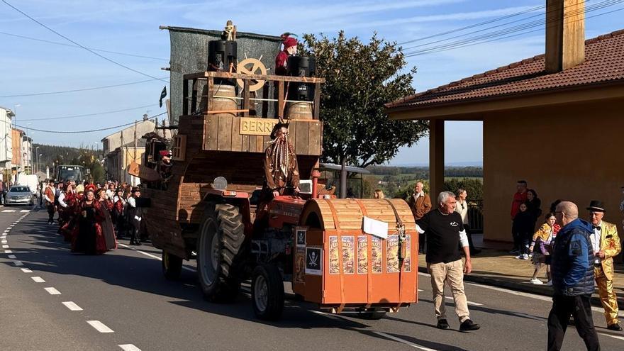 Don Carnal se despide: desfile de 1.250 disfraces por  Padrón y triunfo en A Baña del Polbo á Barcalesa