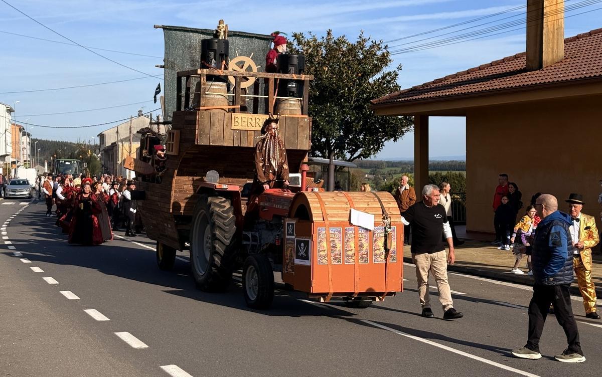 Una espectacular carroza de Piratas del Caribe por la capital de Trazo