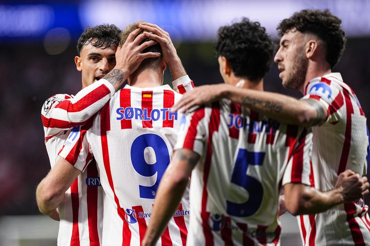 Los jugadores del Atlético celebran uno de los goles de Sorloth.