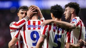 Los jugadores del Atlético celebran uno de los goles de Sorloth.