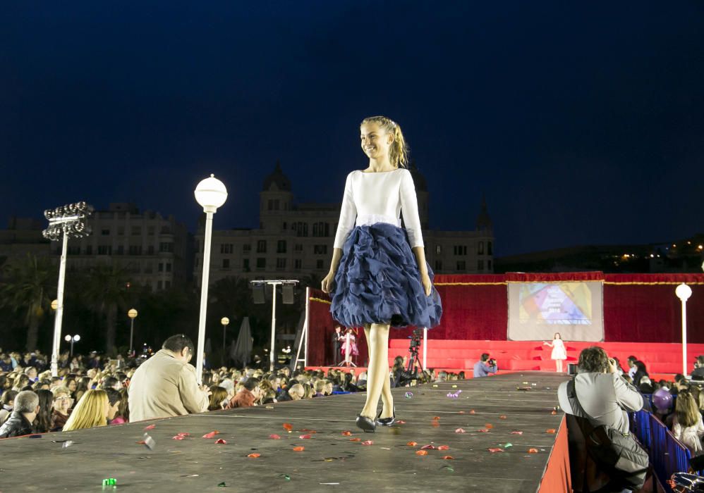 Las niñas vencen a las bajas temperaturas, al viento y a la amenaza de lluvia