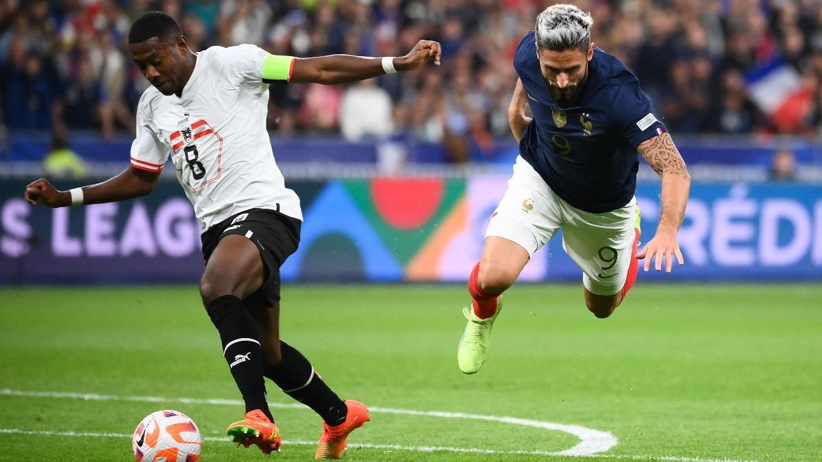 David Alaba le gana la partida a Olivier Giroud durante el partido Francia-Austria