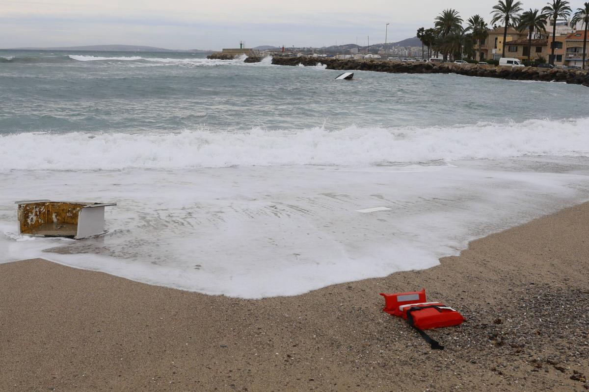 Restos de la lancha averiada en el Portitxol (Palma)
