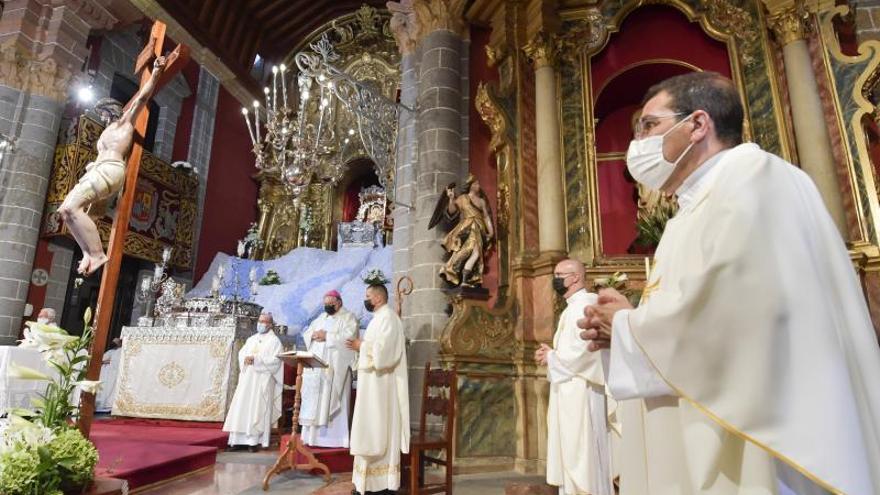 La Virgen del Pino baja del camarín