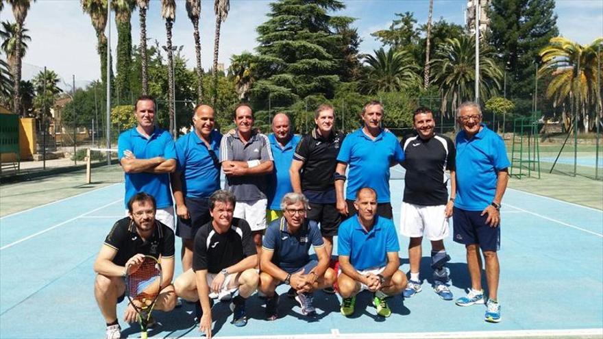 Profesionales veteranos del tenis participan en varios campeonatos