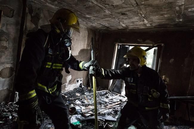 Una vela incendia un piso en el casco de Santa Brígida