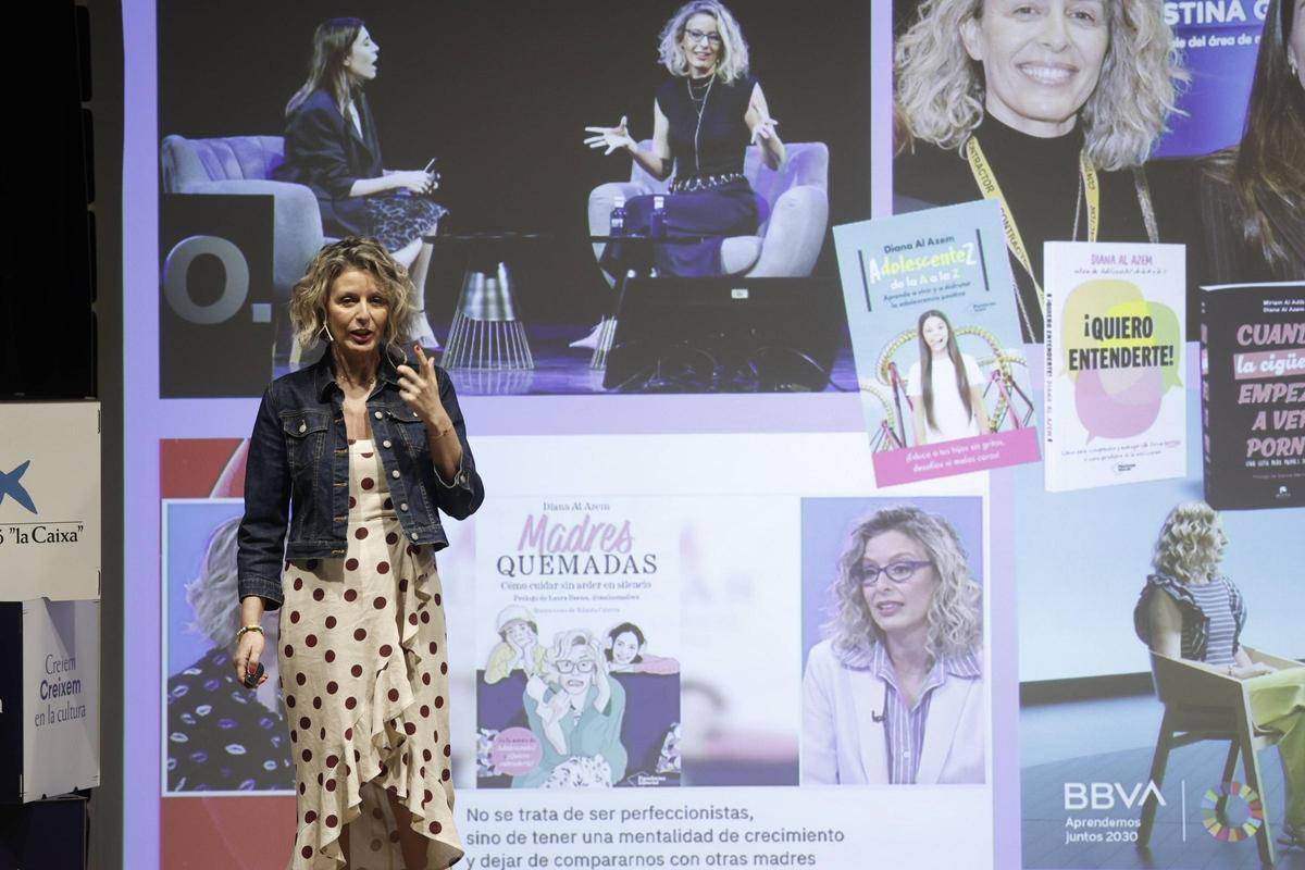 La divulgadora Diana Al Azem imparte una charla informativa sobre la educación en adolescentes