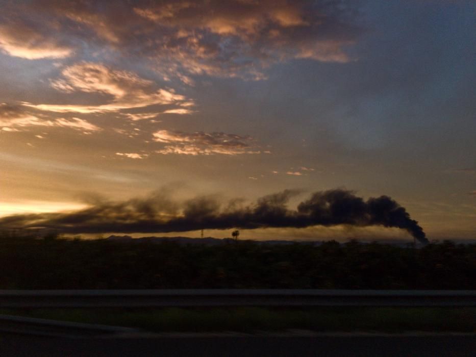 Imagen de la columna de humo del incendio a primera hora de la mañana.