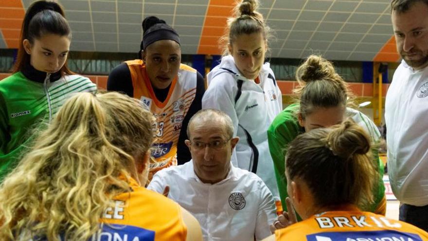 Angel Fernández, entrenador del Quesos El Pastor, con sus jugadoras